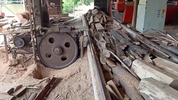 Máy cưa xẻ gỗ